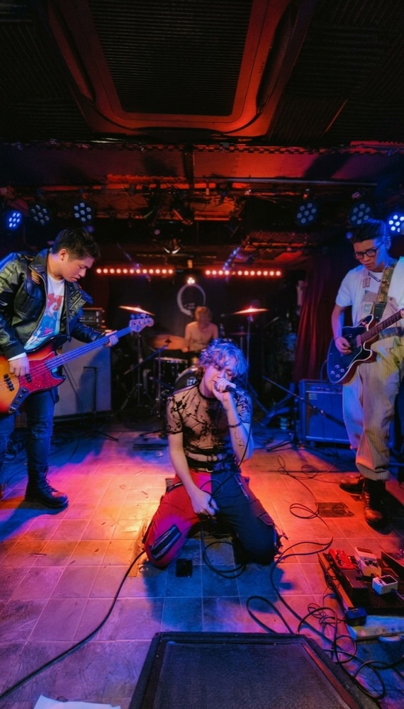 Illustrated depiction of Moanzy performing on stage with his band