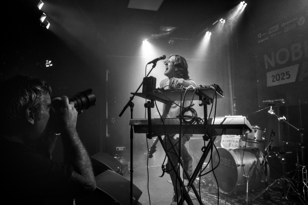 Moanzy on keys and mic, black and white