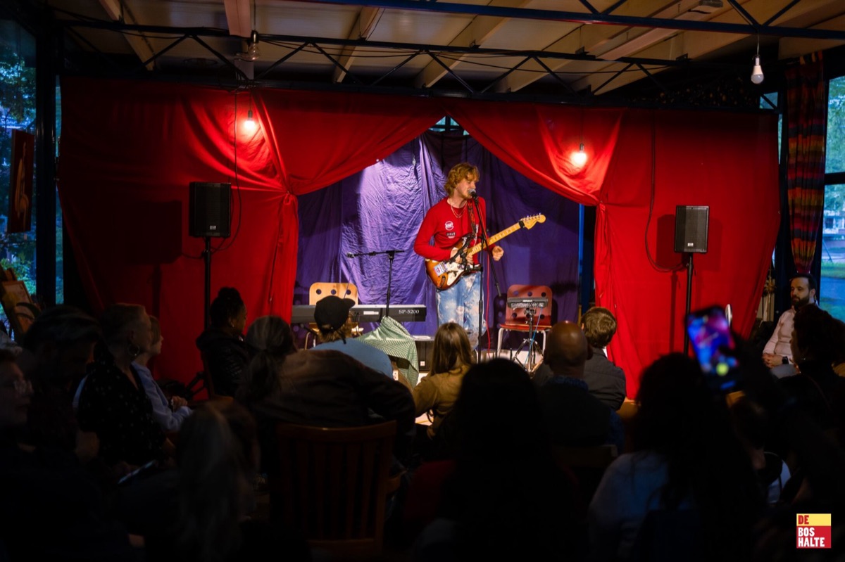 Moanzy performing to a full crowd at a showcase night